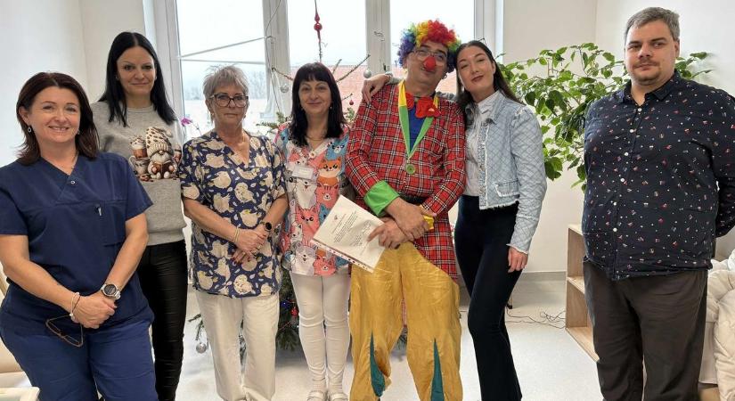 317 tábla csokit osztottak szét a Szent Borbála Kórházban