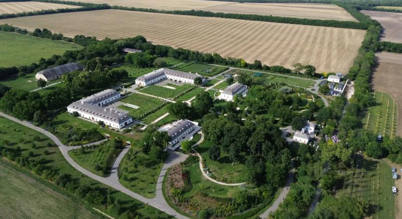 Saját lakás a komornyiknak, kétszáz fős rendezvényterem – Hatvanpuszta eredeti tervei még impozánsabbak voltak