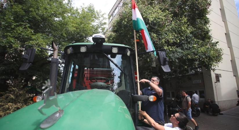 Tízezres gazdatüntetés Brüsszelben: miközben mindenki az orosz vagyonra figyelt, ellepték a traktorok az utcákat, felsorakoztak a rendőrök – videó