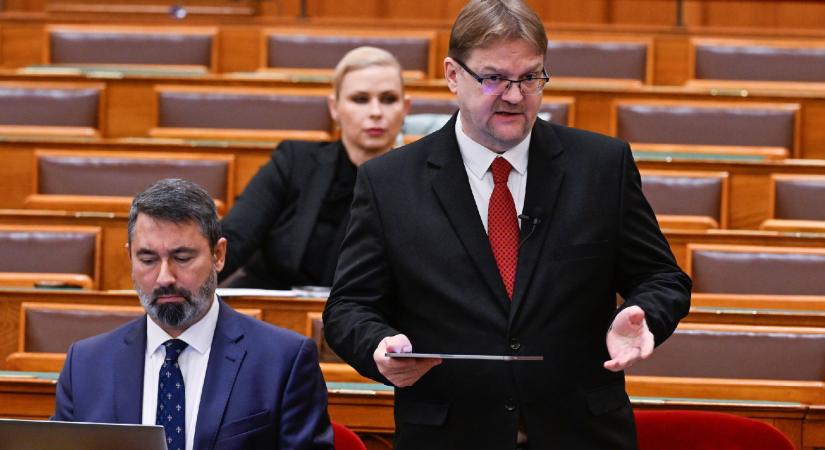 Előbb hajnalra tették, majd a Fidesz távol maradt a rendkívüli parlamenti üléstől