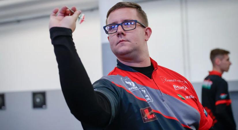 Civilben felszolgáló Kovács Patrik, akinek mától egész Magyarország szurkol