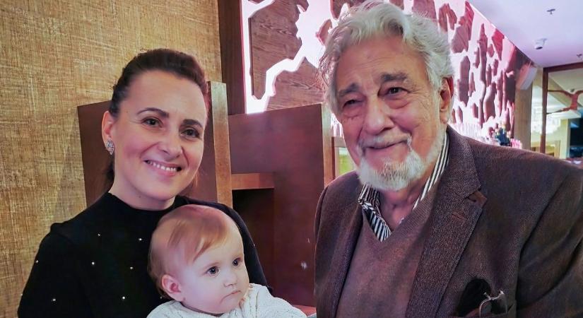 Világsztárnak mutatta be szüleit Csézy mosolygós kisbabája