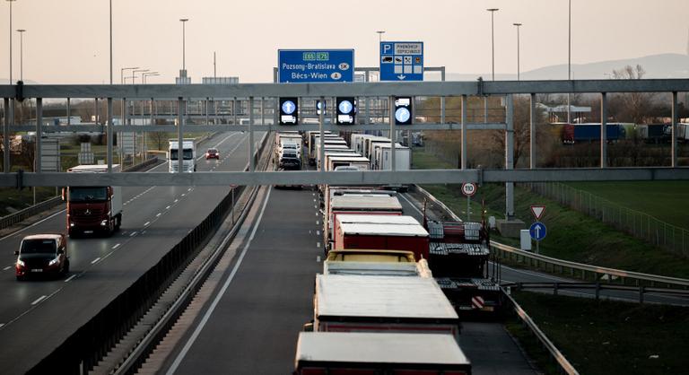 Tárgyalnának a fuvarozók a minisztériummal az útdíjemelésről