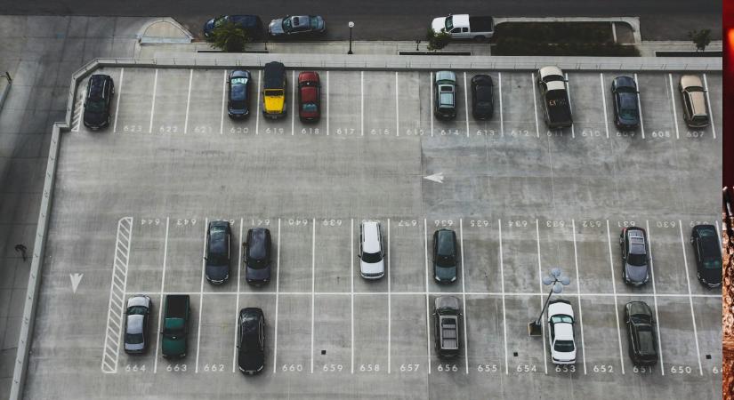 Kövekkel, oszlopokkal zárják le a házuk előtti részt a parkolni próbálók elől – pedig ez szabálysértés