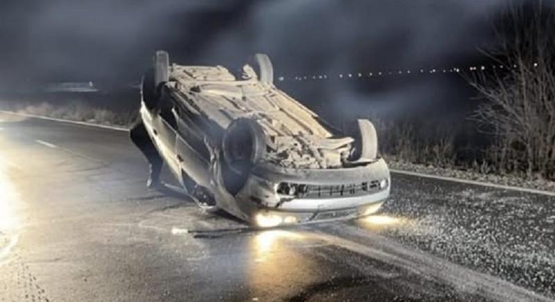 Halálos baleset: Kovászna megyében bejegyzett gépkocsi borult fel