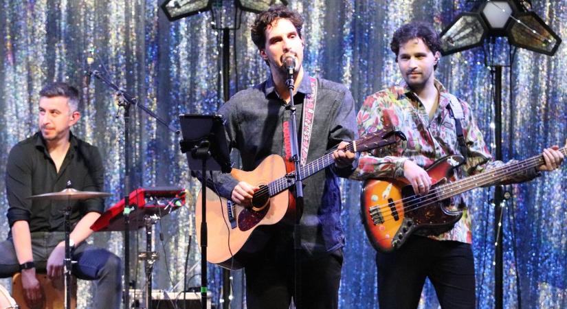 Két óra alatt elfogytak a jegyek: felejthetetlen karácsonyi koncertet adott a Bagossy Brothers Company Tiszakécskén – fotók