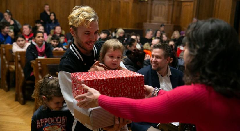 Hátrányos helyzetű gyerekeket ajándékozott meg a Mercedes-Benz Iskola – fotók, videó