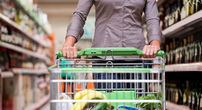 Előre engeded a kasszánál azt, akinek csak kevés árucikk van a kosarában?