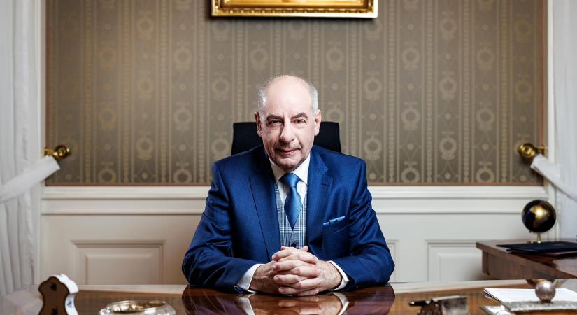 Sulyok Tamás kiosztotta a Magyar Érdemrend parancsnoki keresztjét – nem várt helyre került