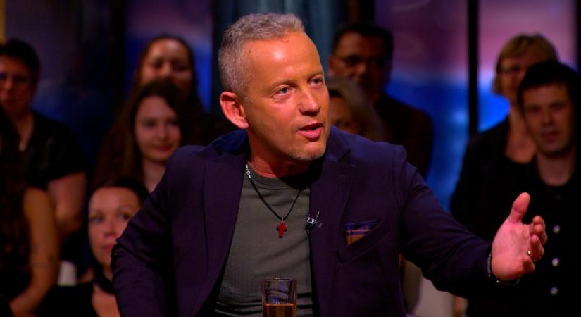 Schobert Norbi 11 doboz sertészsírral szemléltette az általa lefogyasztott követőjének, milyen sok pluszkilót dobott le