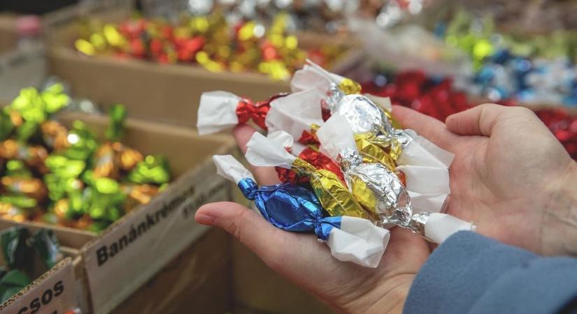 A szaloncukor árai közt óriási különbségek vannak, a boltokban a hőség elviselhetetlen! – panaszolják olvasóink
