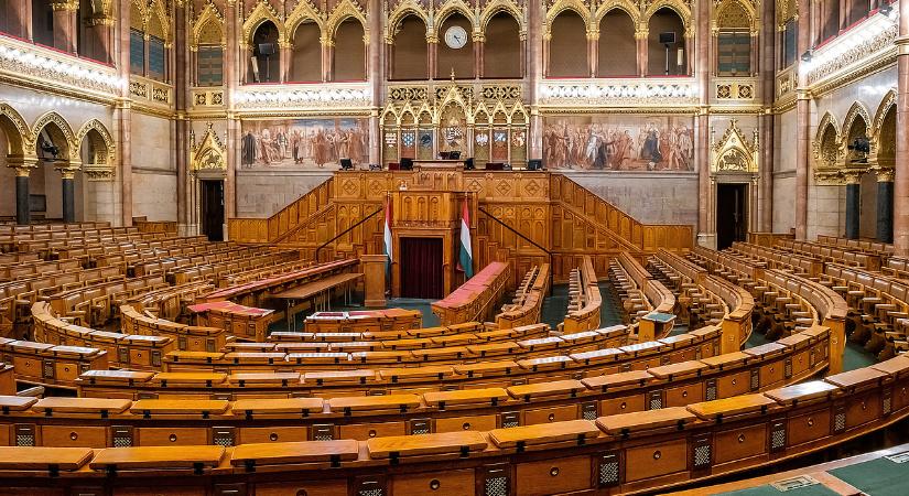 Üres padsorok a parlamentben: az ellenzék szerint elsunnyogták a gyermekvédelem ügyét