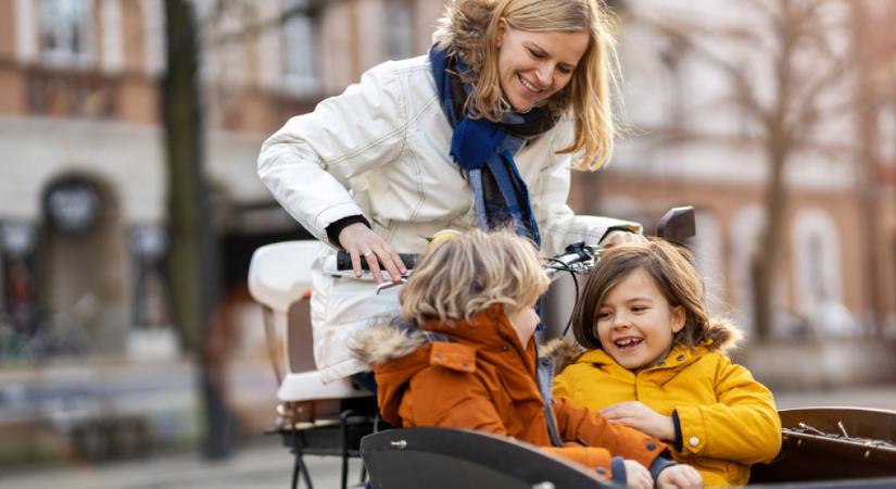 Így lesz szja-mentes a kétgyermekes anyák fizetése 2026-tól