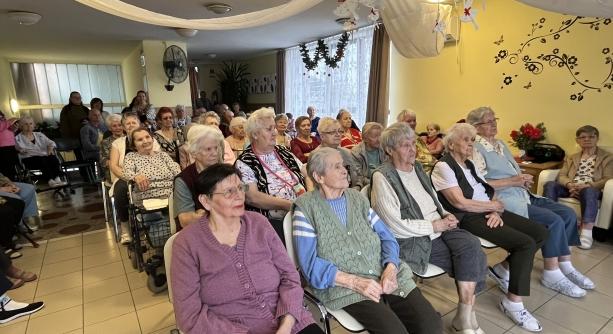 Karácsonyi ünnepség az idősek otthonában