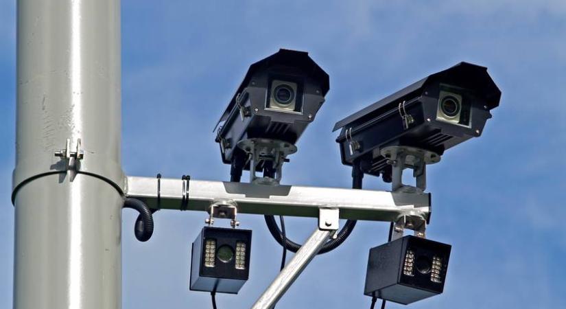 Menet közben és parkoláskor is figyelnek: okoskamerával erősít a rendőrség