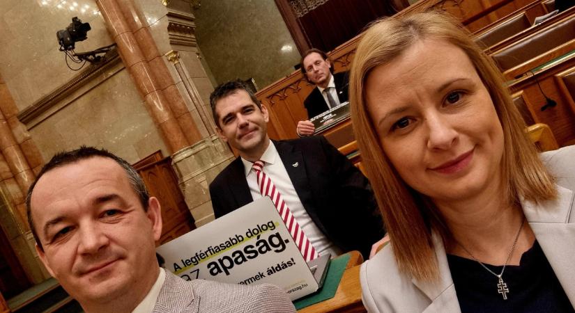 Hajnali két órára tették a Szőlő utcai eset megvitatását a Parlamentben – a Fidesz részéről senki nem jelent meg