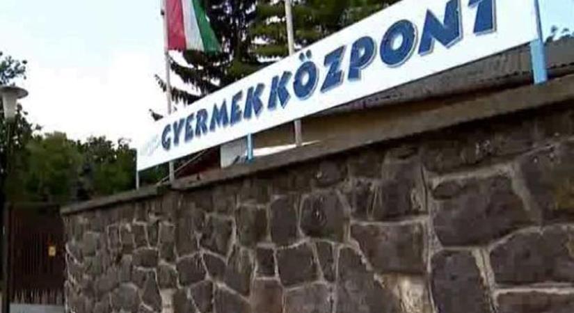 Újabb gyermekbántalmazás: előkerült a felvétel, amelyen egy földön fekvő, fogyatékos fiút fojtogatnak a fóti gyermekotthonban