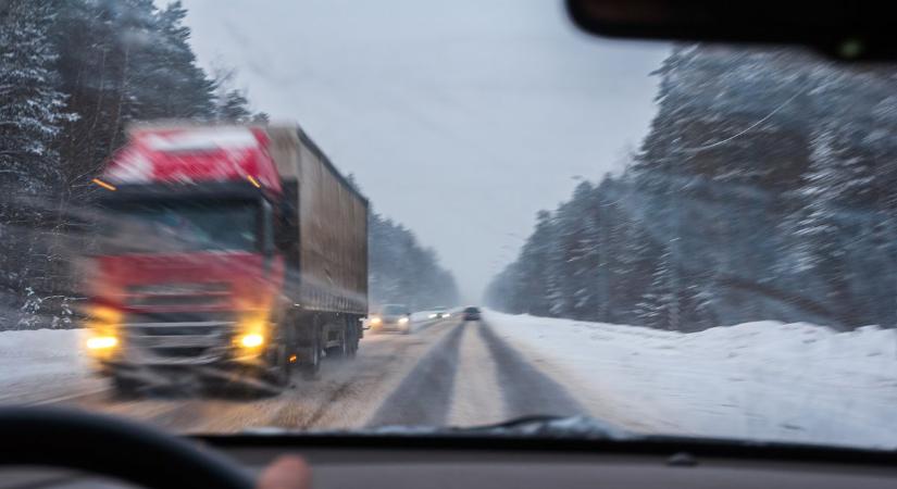 Sofőrök, figyelem! Ónos szitálás: rendkívül csúszósak az utak a Dunántúlon