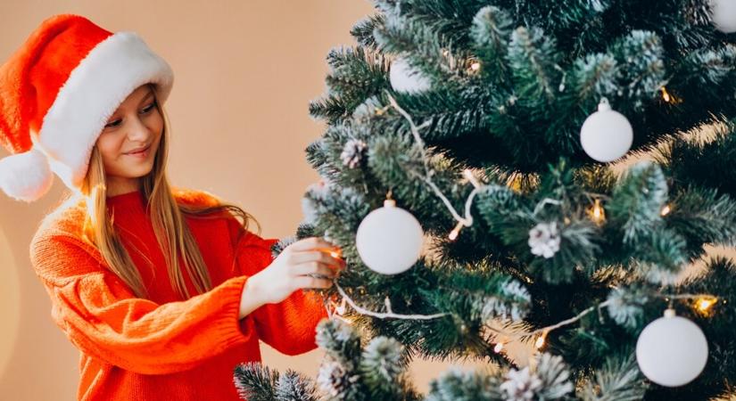 Egy mikulássapkás kislány és egy karácsonyfa: miért érint meg minket ennyire ez az egyszerű pillanat?