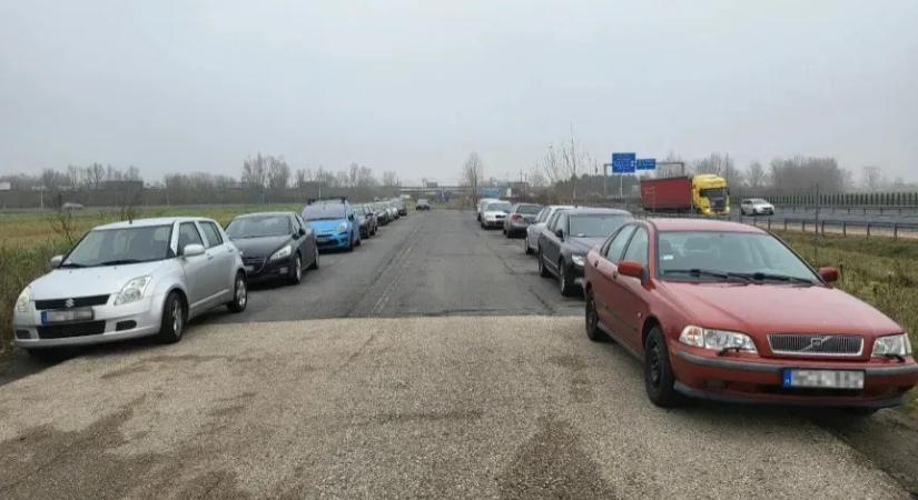 Commuters set up their own PR parking lots along Hungary's western border