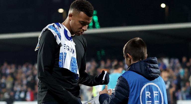 Elképesztő gesztus Kylian Mbappétól, bearanyozta a labdaszedő kisfiú napját