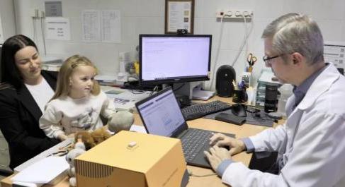 Siketen született, most tökéletesen hall az 5 éves kislány, akit Pécsen műtöttek meg egy ritka eljárással