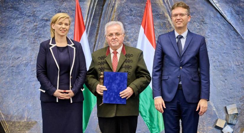 Eötvös József-díjjal tüntették ki a Széchenyi István Egyetem professzorát, dr. Tossenberger Jánost