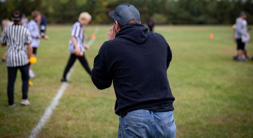 Apáék a lelátón... – tönkre teszik a saját gyerekeiket a pálya szélén őrjöngő agresszív szülők