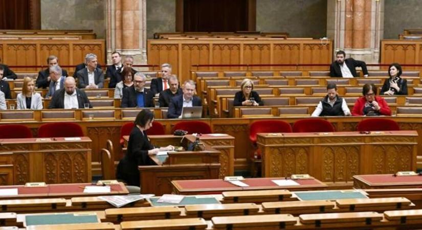 Botrány a Parlamentben: üres padsorok előtt zajlott a gyermekvédelmi vita hajnali 2-kor, a kormányoldal meg sem jelent