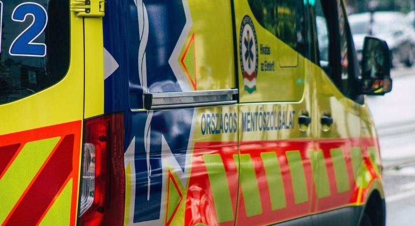 Villanyoszlopnak hajtott egy autó, a sofőrhöz mentő ékezett