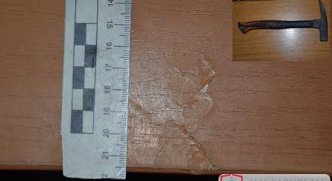 Kalapáccsal próbált kártérítést kérni