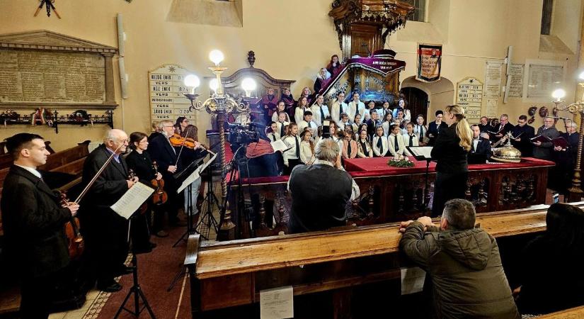 A révkomáromi GAUDIUM vegyes kar és hangszeres kamaraegyüttes adventi hangversenye