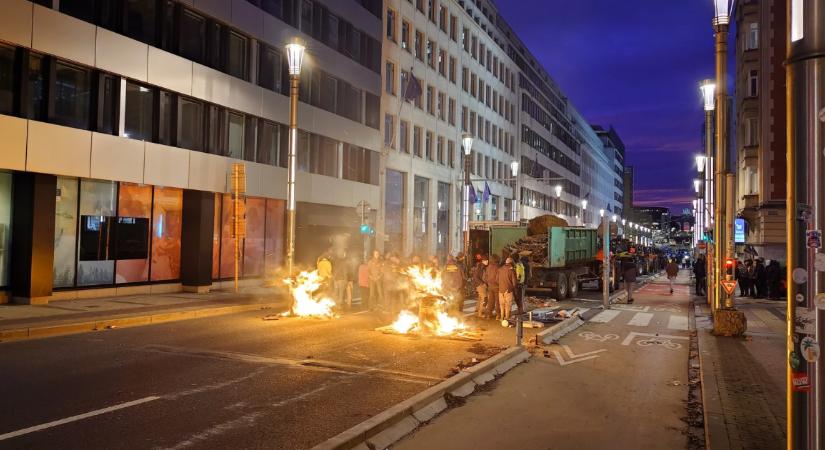 A nap képe: lángol Brüsszel egyik utcája, megérkeztek az EU-csúcsra a tüntető gazdák