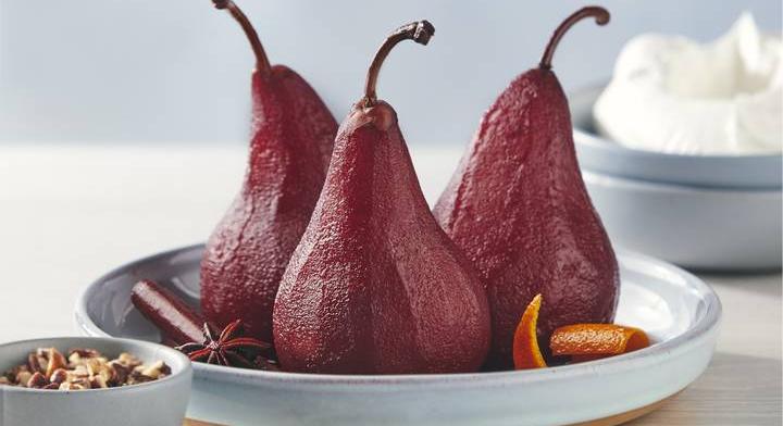 Fűszeres borban posírozott körte: egyszerű ünnepi desszert