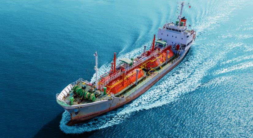 Fellélegezhetnek Dunaföldváron: végre kiszabadult a zátonyra futott teherhajó