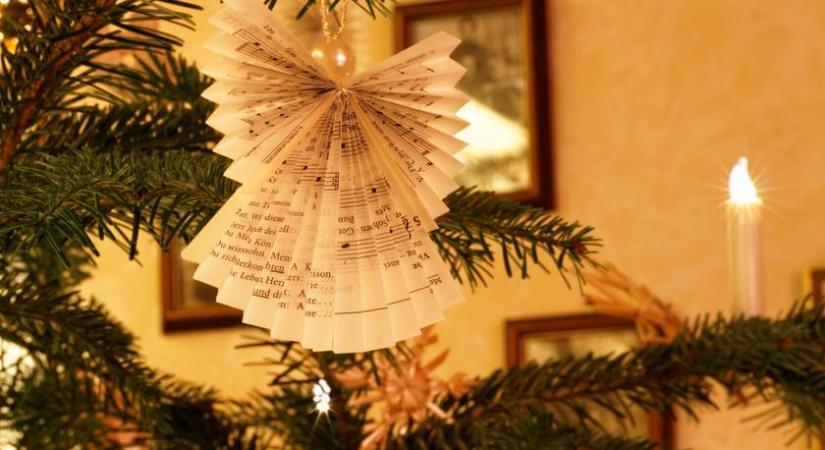 Csak egy színes papír és egy fagolyó – Így készül a legtündéribb karácsonyi angyaldísz