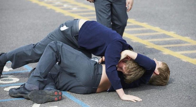 Ütötték, rúgták diáktársukat a pápai kamaszok (videóval)