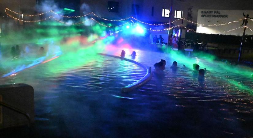 Hajnalig tartott a móka a szolnoki strandon: ilyen volt a rendhagyó éjszakai fürdőzés – galériával