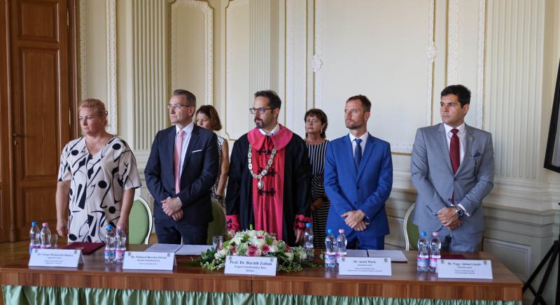 Bayer Zsolt sógorasszonya váltja az abszolutórium-botrányba keveredett dékánt