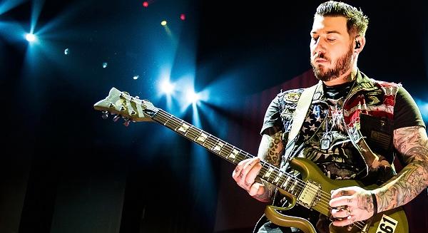 Elkészült az Avenged Sevenfold gitárosának első szólódala: 'Dark Horse'