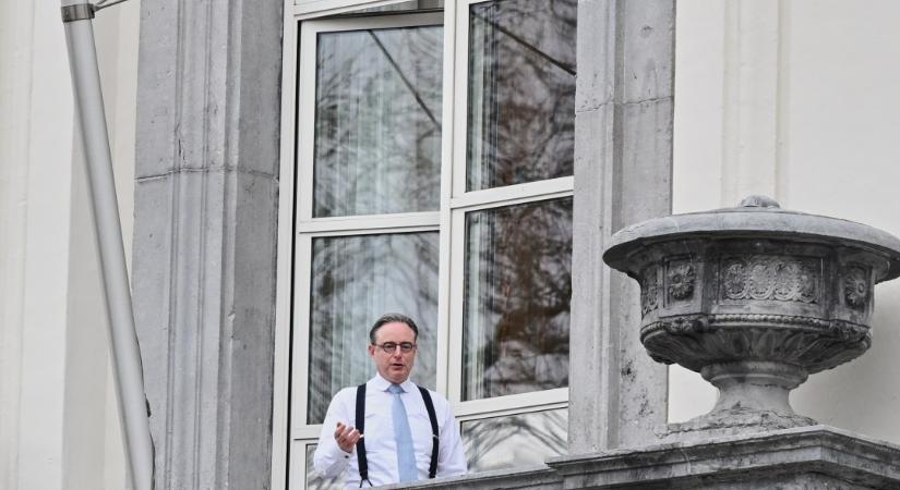 Belga kormányfő: Belgium hajlandó levetni magát a szikláról, de csak a többi uniós tagállammal együtt