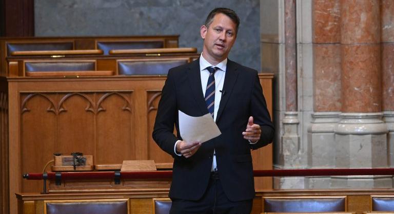 A gyermekvédelemért is felelős államtitkár szerint Magyar a gyerekeket felhasználva hergel a Szőlő utcával