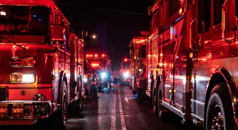 Lakóházak közé csapódott egy repülőgép – felvételek a helyszínről