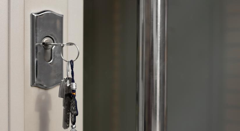 Bent maradjon a kulcs éjszakára? Szakértők mondják el, mi a biztonságosabb