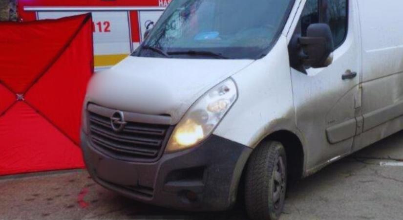 TRAGÉDIA: Furgon gázolt halálra egy férfit a kórház előtt