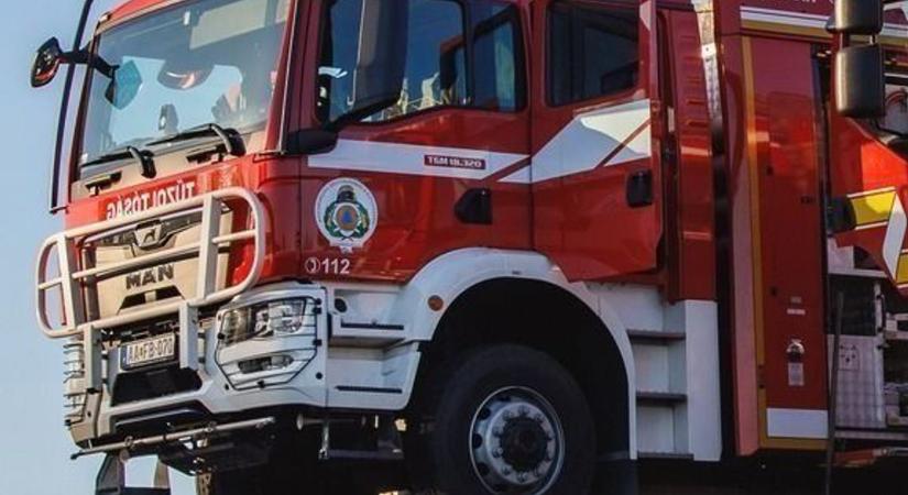 Hatalmas baleset az M4-esen: kamionnal ütközött és felborult egy autó