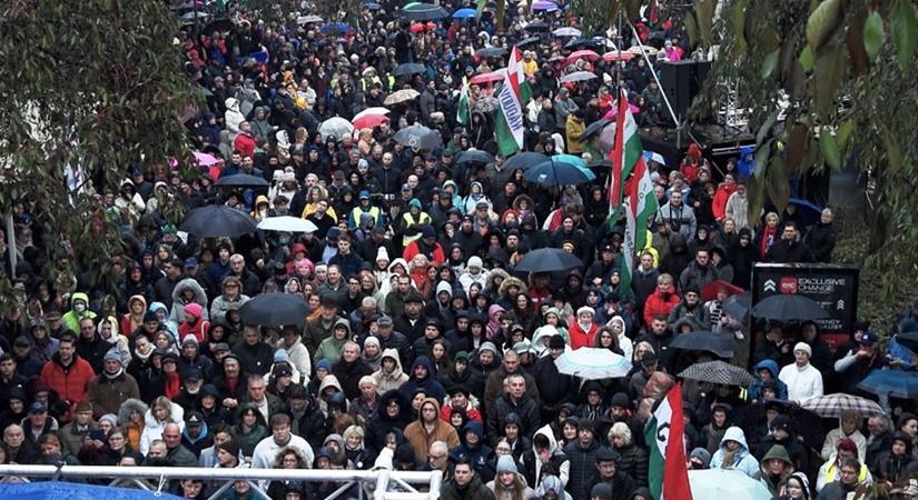 Hiába kapaszkodik a Fidesz, a Tisza előnye nem csökken – itt a friss Republikon-mérés