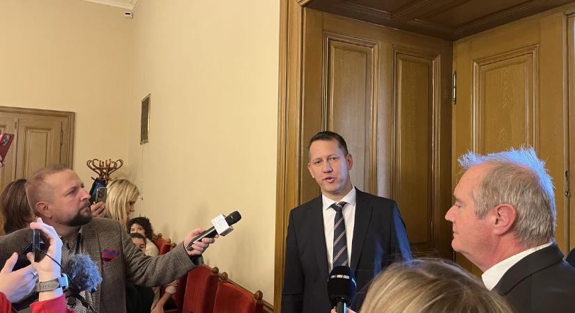 Fülöp Attila államtitkár reagált a földön fekvő fiú fojtogatásáról készült videóra