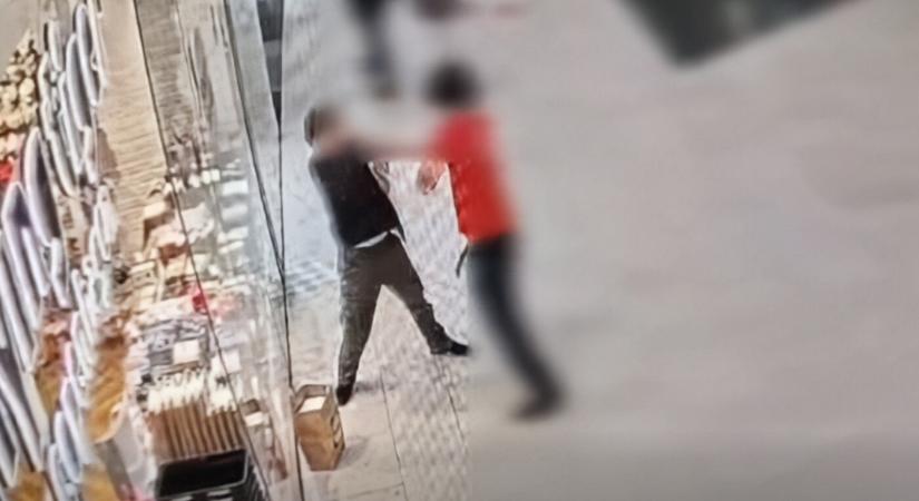 VIDEÓ: Könnygázt is használt könyvlopás közben egy férfi az üzletben