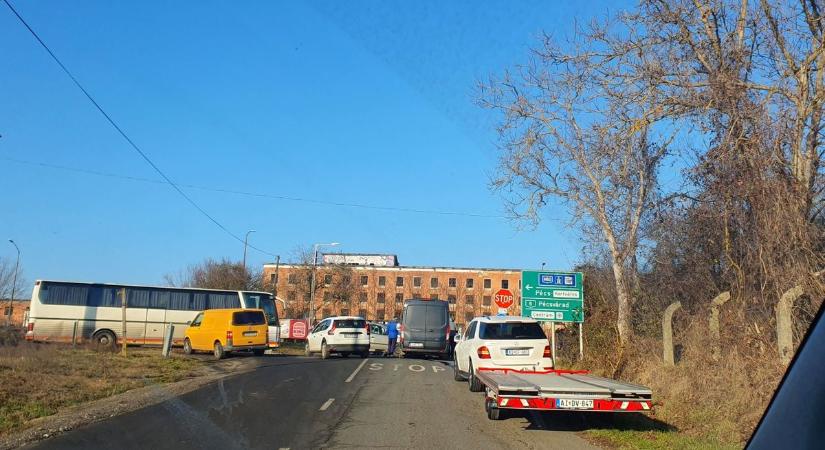 Három autó karambolozott Pécsen – már most akadozik a forgalom